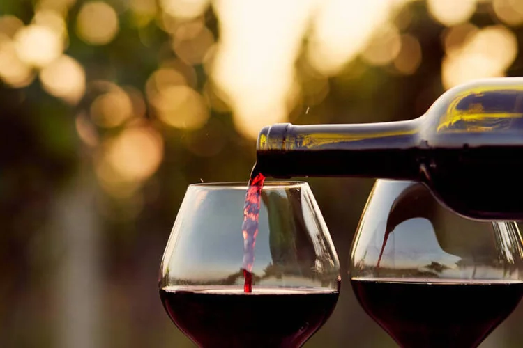 
	Vinhos: comprar vinhos em free shops e em supermercados s&atilde;o algumas das dicas para economizar
 (Thinkstock/Rostislav_Sedlacek)