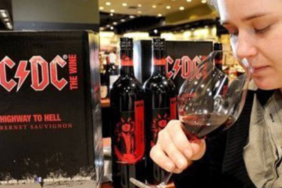 O primeiro vinho lançado é um cabernet sauvignon chamado "Highway to hell"
 (William West/AFP)