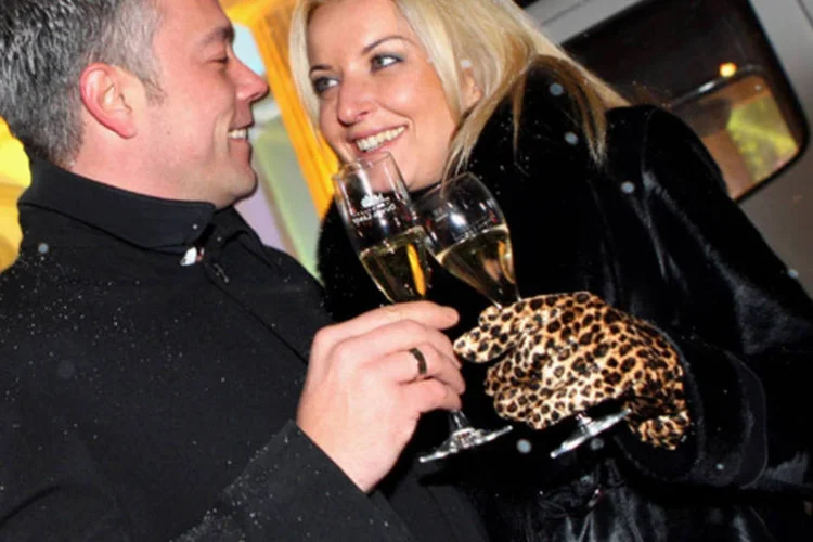 
	Casal tomando vinho: segundo o psic&oacute;logo Ash Levitt, beber junto &eacute; &ldquo;claramente positivo&rdquo; para o relacionamento
 (Miguel Villagran/Getty Images)