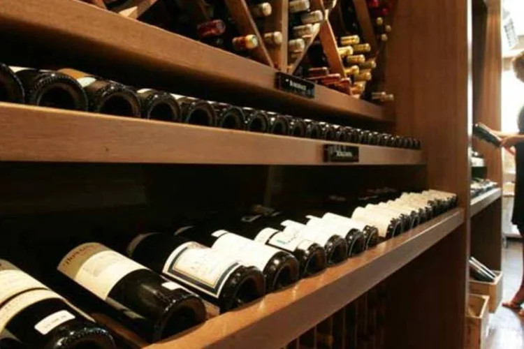 
	Loja de vinhos: v&aacute;rios estudos epidemiol&oacute;gicos demonstraram que beber vinho tinto com modera&ccedil;&atilde;o reduz o risco de doen&ccedil;as cardiovasculares.
 (Veja São Paulo/Arquivo)