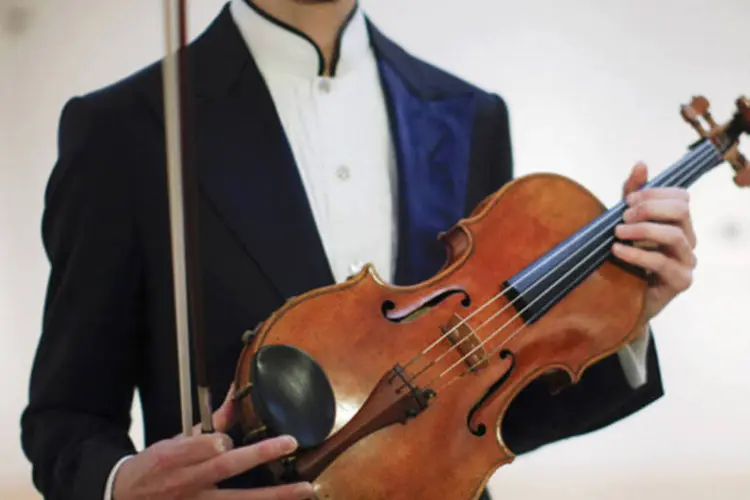 Violinista segura a viola 'MacDonald', feita pelo famoso artesão italiano Antonio Stradivari, na casa de leilões Sotheby's em Nova York (Eduardo Munoz/Reuters)