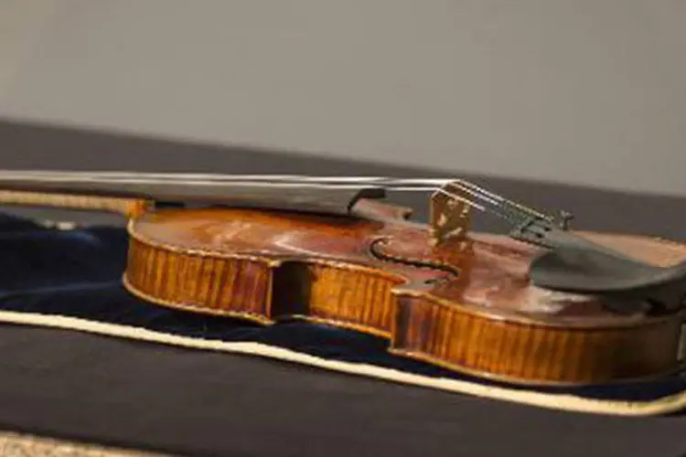 Violino Stradivarius de 300 anos, que havia sido roubado da Orquestra de Milwaukee, é visto em 6 de fevereiro de 2014 (Tom Lynn/AFP)