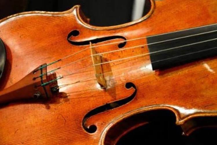 A viola Macdonald é apresentada na casa de leilões Sotheby's: interessados têm até 26 de junho para fazer seus lances (Bertrand Guay/AFP)