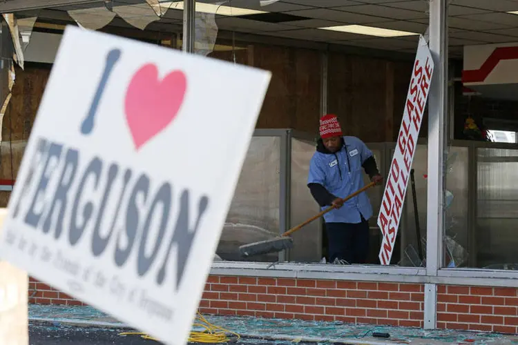Loja é danificada durante os confrontos da madrugada em Ferguson, no Missouri, Estados Unidos, nesta terça-feira (Jim Young/Reuters)