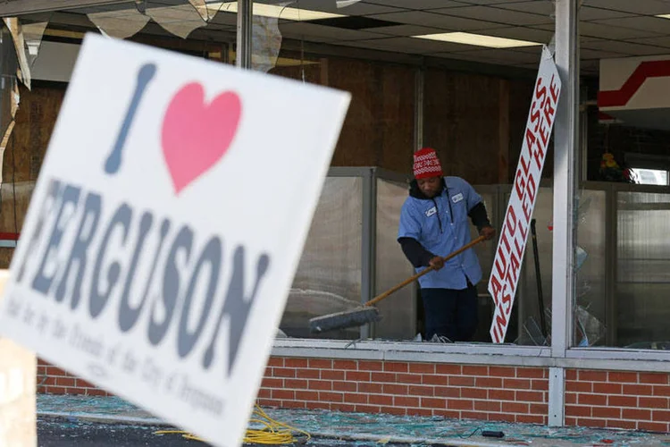 Loja é danificada durante os confrontos da madrugada em Ferguson, no Missouri, Estados Unidos, nesta terça-feira (Jim Young/Reuters)