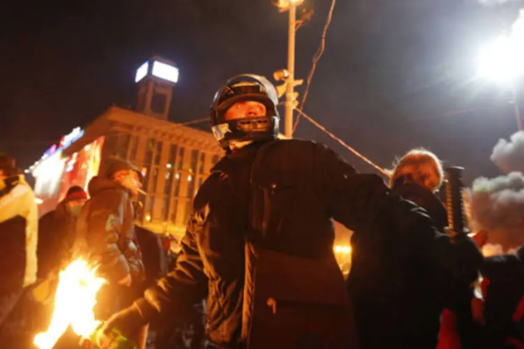 Manifestante anti-governo se prepara para lançar um coquetel molotov durante confronto com a polícia na Praça Independência, em Kiev, na Ucrânia (Vasily Fedosenko/Reuters)