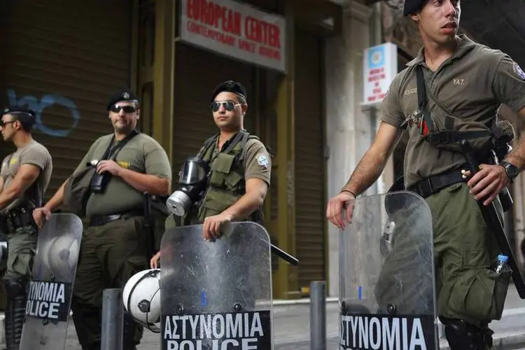 Policiais montam guarda após um tiroteio no centro de Atenas, na Grécia (Yannis Behrakis/Reuters)