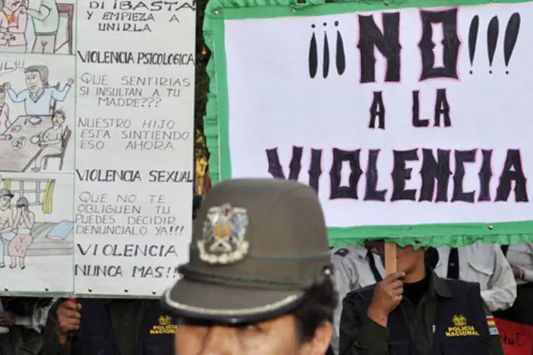 
	Mulheres protestam em La Paz, na Bol&iacute;via: entre 28% ou 64% dessas mulheres, dependendo dos pa&iacute;ses, n&atilde;o buscou ajuda nem falou com ningu&eacute;m sobre o trauma
 (Aizar Raldes/AFP)