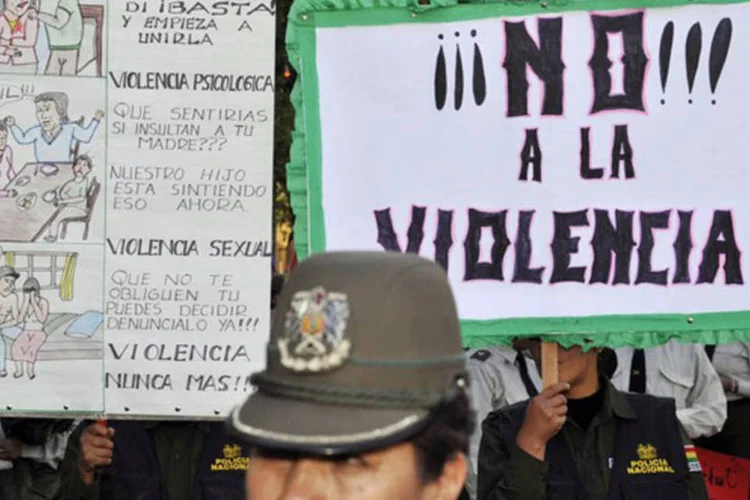 
	Mulheres protestam em La Paz, na Bol&iacute;via: entre 28% ou 64% dessas mulheres, dependendo dos pa&iacute;ses, n&atilde;o buscou ajuda nem falou com ningu&eacute;m sobre o trauma
 (Aizar Raldes/AFP)