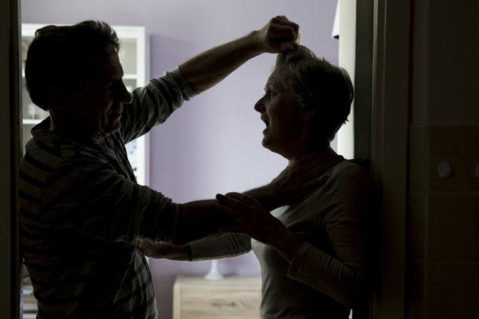 Violência contra a mulher é pouco denunciada, diz promotora