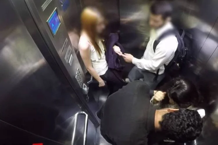
	Dois atores, um homem e uma mulher, encenaram situa&ccedil;&otilde;es de viol&ecirc;ncia na frente de pessoas que entraram com eles no elevador
 (Reprodução/YouTube)
