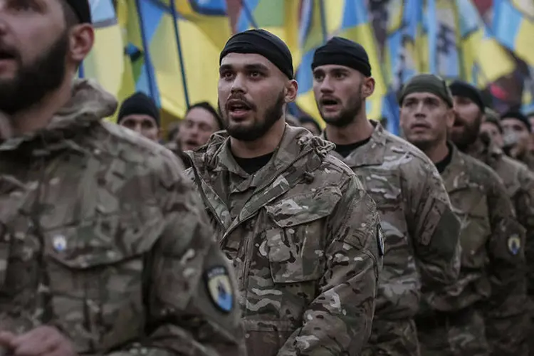 Soldados do batalhão de autodefesa "Azov", ligado ao Ministério do Interior ucraniano, participam de parada militar em Kiev (Gleb Garanich/Reuters)