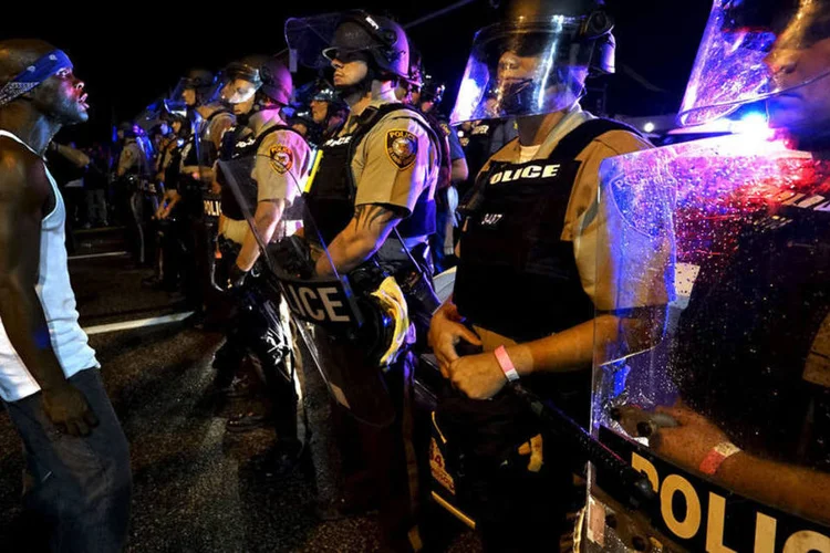 
	Barreira policial em Ferguson: n&atilde;o houve mais pris&otilde;es desde quarta-feira
 (Reuters/ Rick Wilking)
