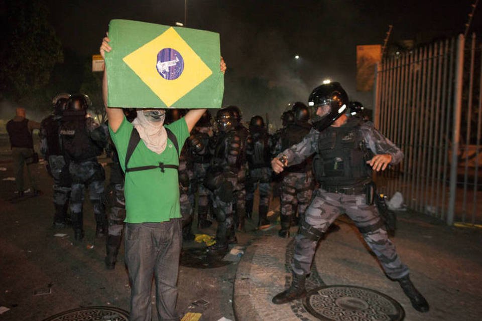 Ministro reconhece violência em protestos, que devem voltar