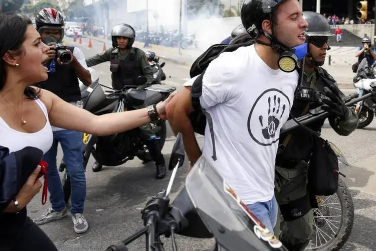 Policiais prendem um manifestante durante um protesto contra o presidente da Venezuela, Nicolás Maduro, em Caracas (Carlos Garcia Rawlins/Reuters)