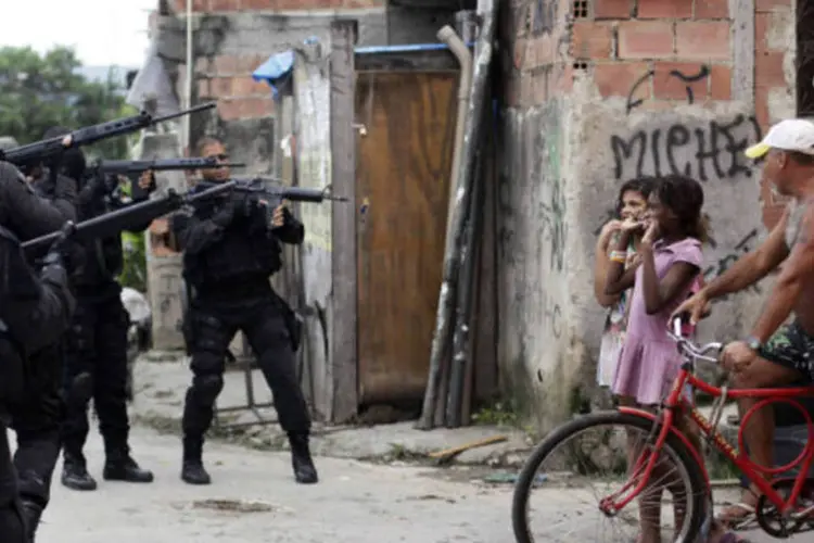 
	Pol&iacute;cia fica cara a cara com moradores na Favela da Mar&eacute;, no Rio de Janeiro, durante ocupa&ccedil;&atilde;o de tropas federais na regi&atilde;o. (26/3/2014)
 (REUTERS/Ricardo Moraes)