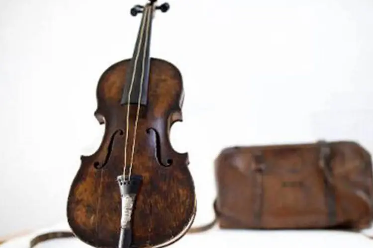 Foram necessários sete anos para certificar a origem deste violino, que milagrosamente sobreviveu à tragédia (AFP)