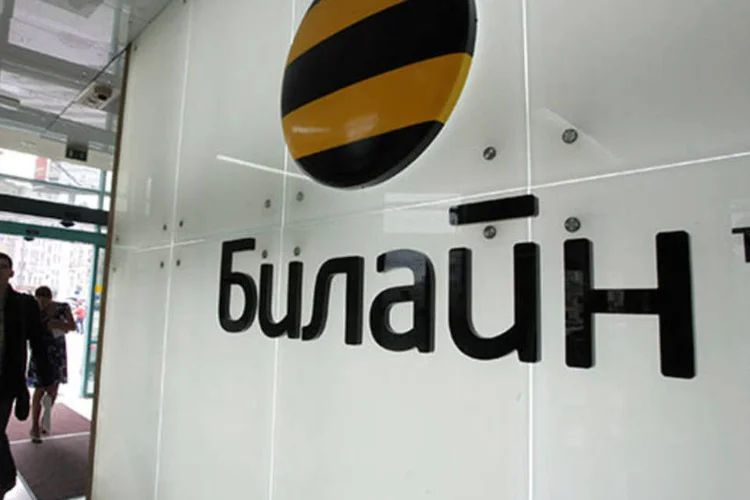 Logo da companhia Beeline, marca da VimpelCom: a empresa está entre os pelo menos 10 mutuários que estão negociando empréstimos com bancos dos EUA, da Europa e do Japão (Alexander Zemlianichenko Jr/Bloomberg)