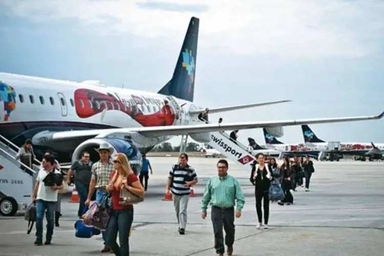Caminhada na pista: no aeroporto de Viracopos não existem passarelas de embarque nos aviões (Alexandre Battibulgi/EXAME.com)