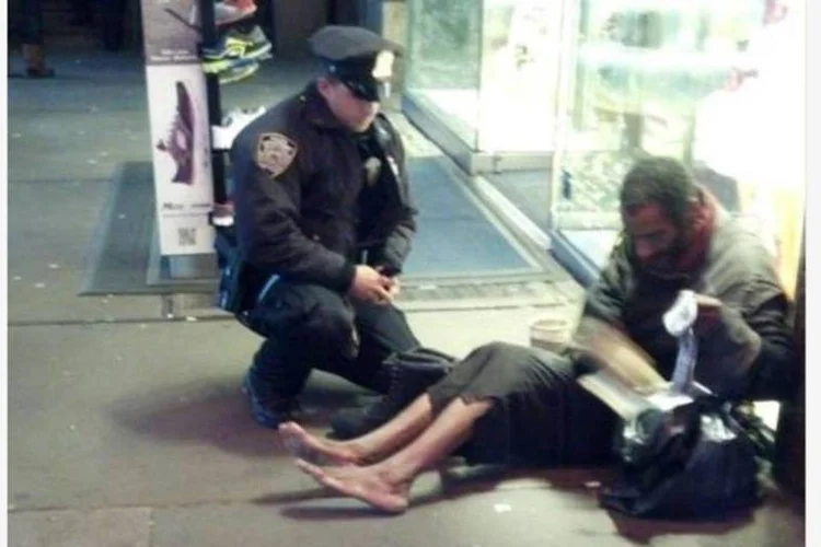 
	Foto foi divulgada na conta do Facebook da Pol&iacute;cia nova-iorquina junto &agrave; mensagem de reconhecimento de Foster
 (Jennifer Foster/NYPD/Facebook)