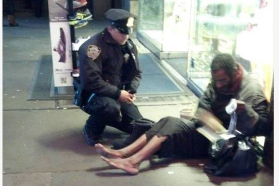 Foto de policial calçando mendigo comove nova-iorquinos