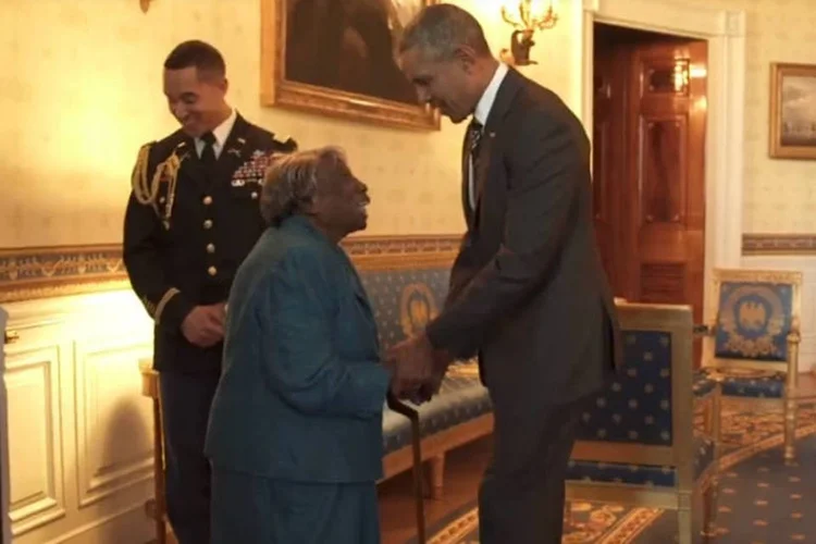 Virginia McLaurin conhece Barack e Michelle Obama: aos 106 anos de idade, Virginia realizou o sonho de conhecer o primeiro presidente negro da história dos Estados Unidos (Reprodução//The White House)