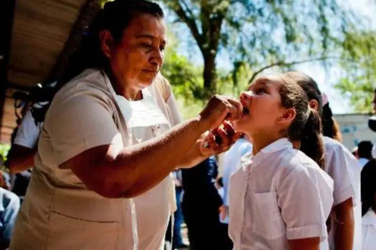 Paciente é examinada por brigada médica para detecção de casos do vírus chikungunya, em Ayutuxtepeque, El Salvador (Jose Cabezas/AFP/AFP)
