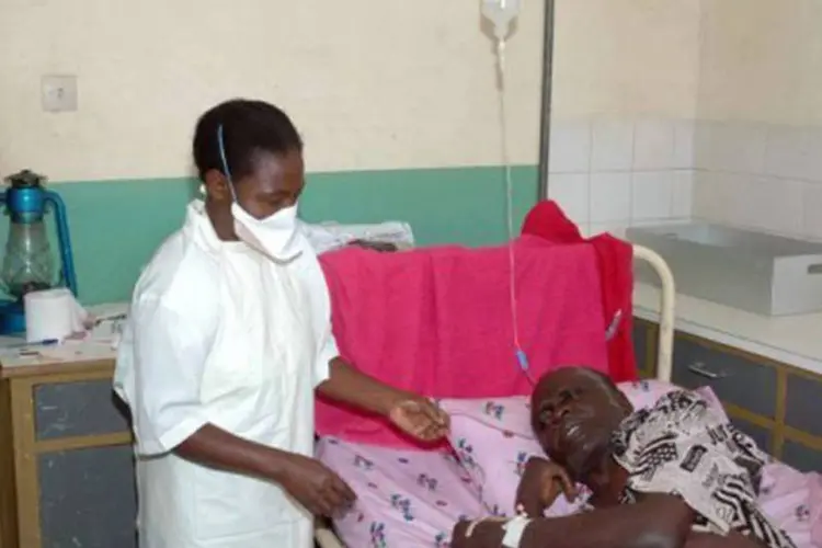 Enfermeira trata paciente com o vírus Ebola em um hospital de Uganda: país teve uma vítima do vírus que é transmitido através do contato (AFP)