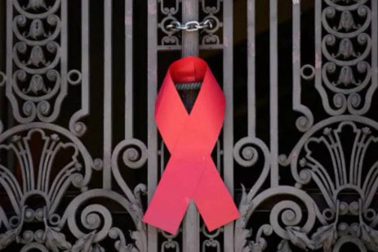 Símbolo da luta contra o HIV: causa mais provável deste contágio maciço seria a utilização de seringas contaminadas (Yasuyoshi Chiba/AFP)