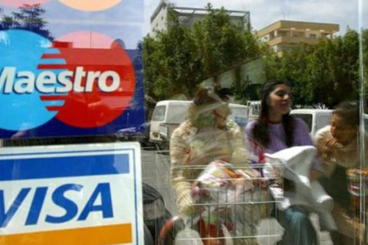 
	Visa e Mastercard: a Visa e a Mastercard informaram que pararam de fornecer servi&ccedil;os ao Rossiya e a outros tr&ecirc;s bancos ligados a ele
 (Laura Boushnak/AFP)