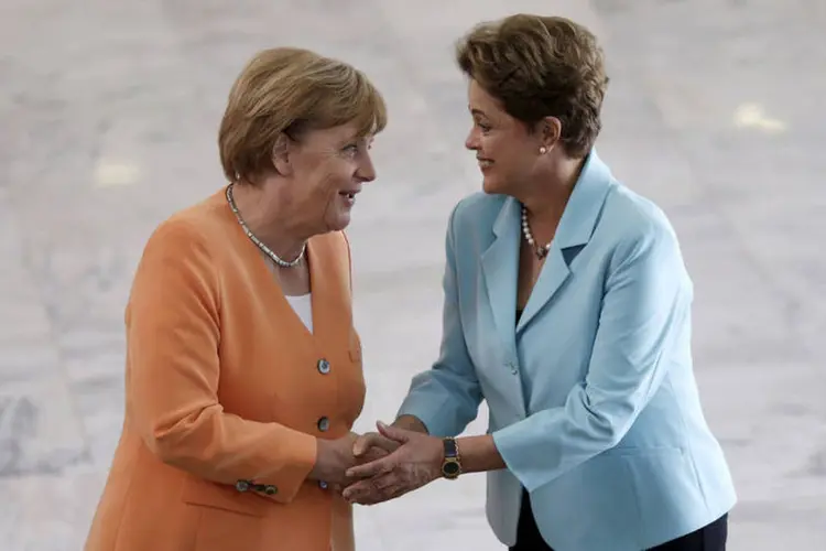 
	Dilma Rousseff e Angela Merkel em visita ao Brasil: presidentes se cumprimentaram com afeto no alto da rampa que leva ao pal&aacute;cio presidencial, ap&oacute;s escutar os hinos de ambos os pa&iacute;ses
 (Reuters/ Ueslei Marcelino)