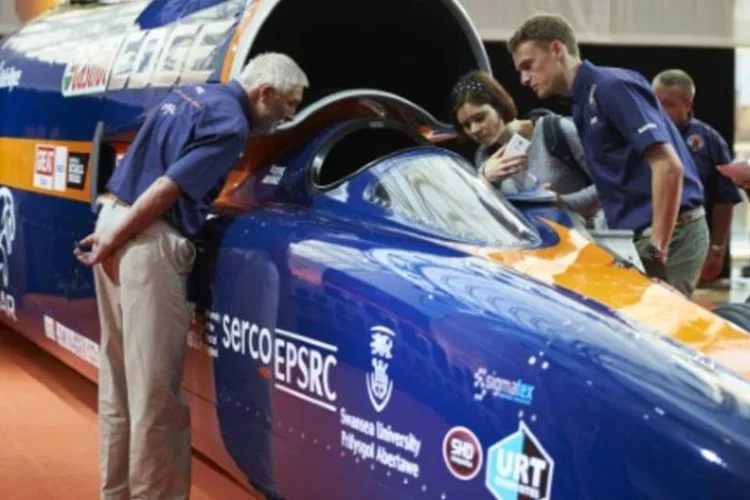 Visitantes observam o Bloodhound Supersonic Car, em Londres (Niklas Hallen/AFP)