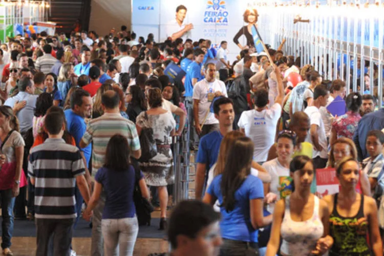 Visitantes do 8º Feirão Caixa da Casa Própria, na capital federal, tiram dúvidas sobre os imóveis oferecidos e o financiamento imobiliário (Valter Campanato/Abr)