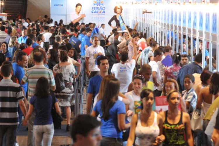 
	Visitantes do 8&ordm; Feir&atilde;o Caixa da Casa Pr&oacute;pria: segunda a Caixa, quem contratar o financiamento imobili&aacute;rio, poder&aacute; pagar a primeira presta&ccedil;&atilde;o a partir de janeiro de 2014
 (Valter Campanato/Agência Brasil)