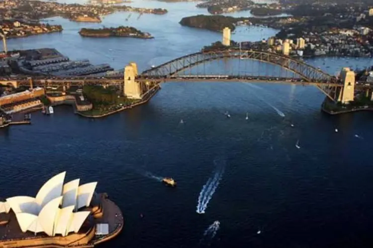 
	Vista a&eacute;rea do Opera House de Sydney com ponte ao fundo, na Austr&aacute;lia
 (Ian Waldie/Getty Images)