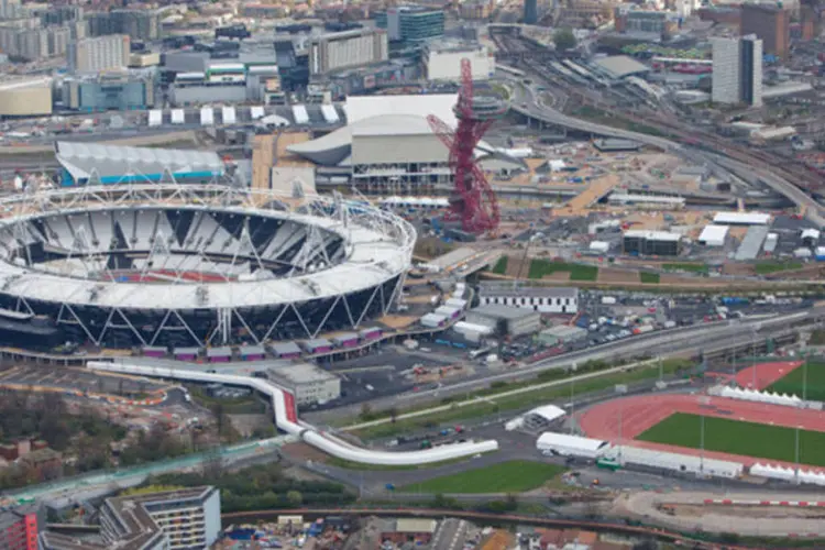 Vista aérea do Parque Olímpico de Stratford, no leste de Londres: homem foi detido após jogar uma garrafa na quadra de atletismo do estádio (Anthony Charlton/LOCOG via Getty Images)