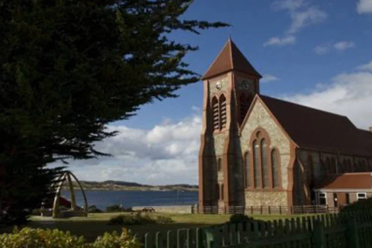 Vista da Igreja de Santa Maria em Puerto Mavinas/Stanley
 (Martin Bernetti/AFP)