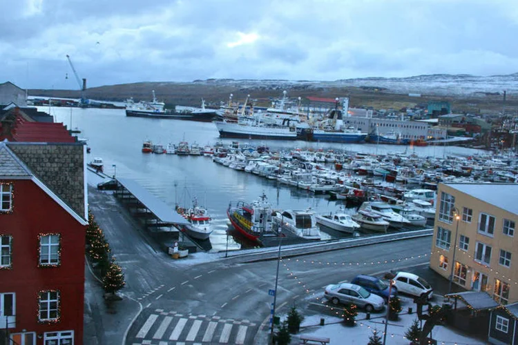 
	Vista de maior porto nas Ilhas Faroe: &uacute;ltimas pesquisas apontam que o liberal Partido Unionista de Kach Leo Johannesen, presidente desde 2008, perderia o poder para o Partido Social-Democrata
 (Bloomberg / John Lauerman)