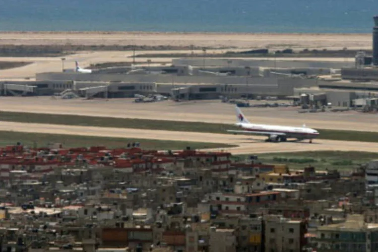 
	Vista do aeroporto internacional de Beirut: os cinco homens &quot;ainda est&atilde;o no aeroporto e est&atilde;o sendo interrogados pelos servi&ccedil;os alfandeg&aacute;rios&quot;, afirmou a fonte de seguran&ccedil;a
 (AFP / Joseph Barrak)