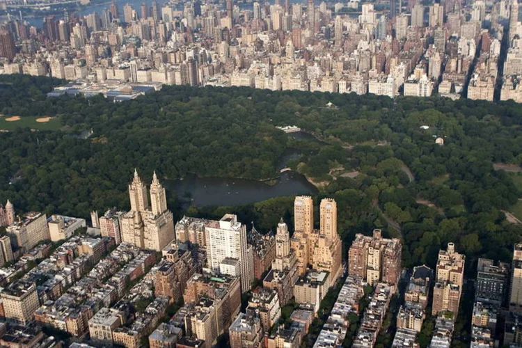 Prédios residenciais cobrem o lado leste e oeste do Central Park, na ilha de Manhattan, Nova York (Keyur Khamar/Bloomberg)