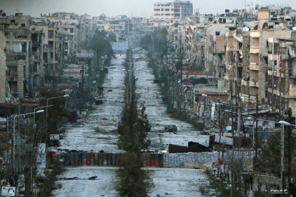 
	Vista geral de Aleppo na S&igrave;ria, cidade destru&iacute;da pelo conflito entre for&ccedil;as pr&oacute; e anti governo
 (Hosam Katan / Reuters)