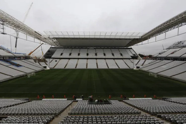 
	Vista geral do Itaquer&atilde;o: nos pr&oacute;ximos dias, t&eacute;cnicos dos Bombeiros v&atilde;o fazer a vistoria in loco no est&aacute;dio para a emiss&atilde;o do laudo final da arena.
 (Nacho Doce/Reuters)