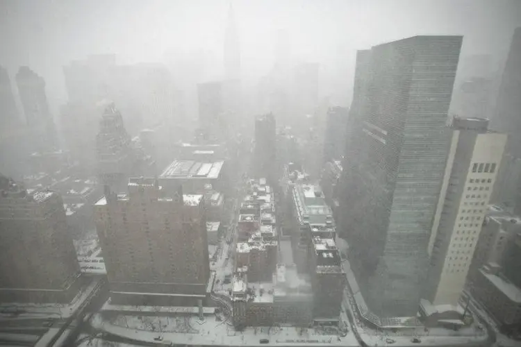 
	Vista de Manhattan durante nevasca: o sistema meteorol&oacute;gico apelidado de tempestade de inverno Jonas deixou pelo menos 20 mortos em diversos Estados
 (Carlo Allegri/Reuters)