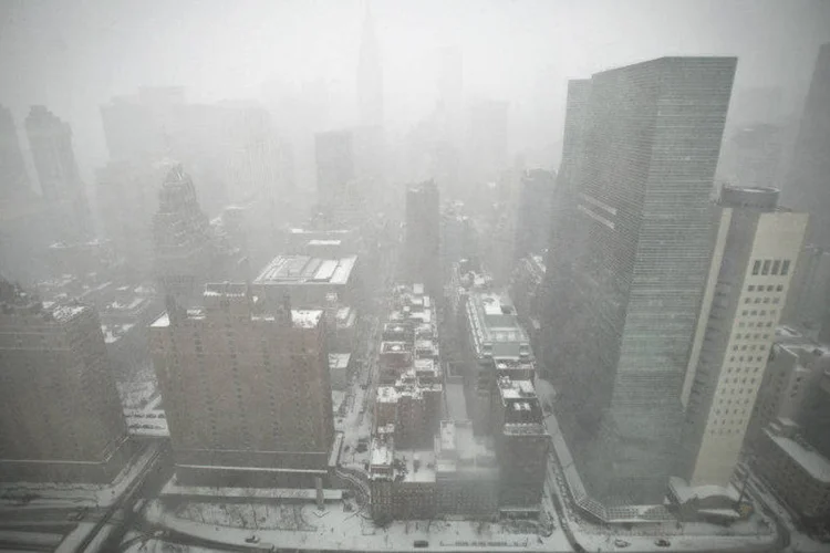 Vista de Manhattan durante nevasca: Nova York, Nova Jersey, Connecticut e Massachusetts declararam estado de emergência  (Carlo Allegri/Reuters)