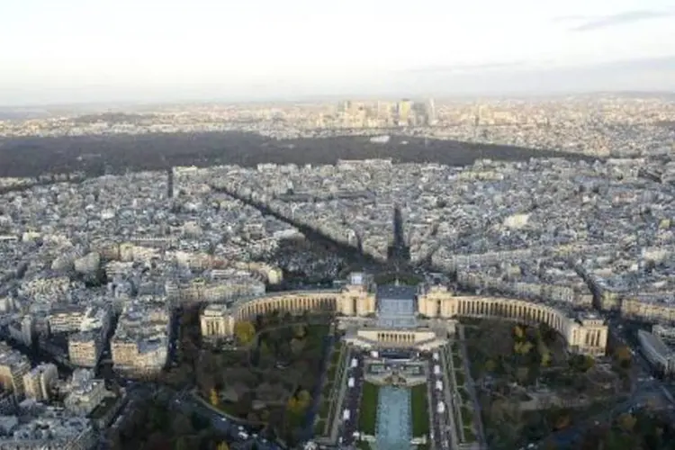 Vista aérea de Paris: detenções ocorreram num momento em que a polícia francesa investiga sem êxito há vários meses sobrevoos misteriosos de drones sobre instalações estratégicas (Franck Fife/AFP)