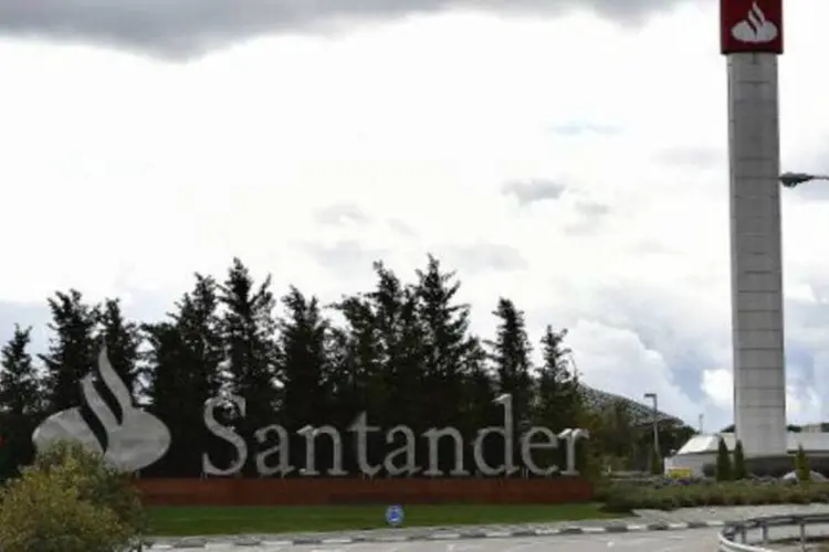 Vista da entrada do Banco Santander, em Madri: instituição anunciou também um pequeno corte nos resultados de 2013 (Javier Soriano/AFP)