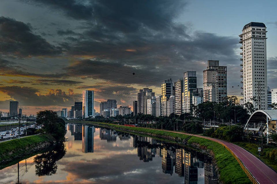 Vista de São Paulo: anos de euforia levaram a um excesso de oferta dos imóveis comerciais e residenciais. Agora a recuperação vai ficar para 2017 (Germano Lüders / EXAME)