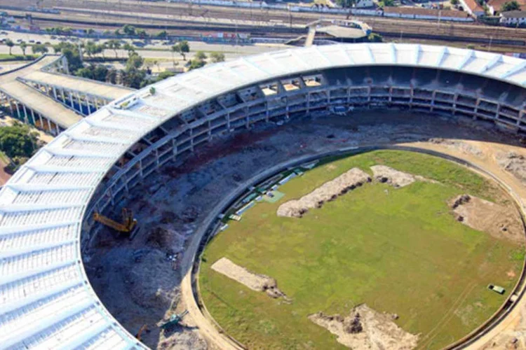 
	Maracan&atilde; em obras: durante a reforma, a marquise que cobria a arquibancada do est&aacute;dio foi demolida e substitu&iacute;da por uma cobertura de lona
 (Divulgação/ Consórcio Maracanã 2014)