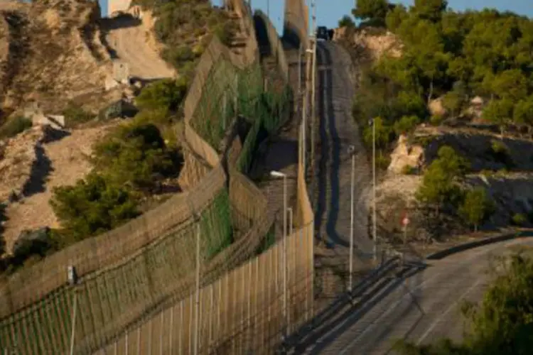 
	Vista da barreira que separa Melilla do Marrocos: ter&ccedil;a-feira, &quot;entre 80 e 100 migrantes&quot; conseguiram entrar em Melilla, de total de &quot;cerca de 200&quot;, disse porta-voz
 (AFP)