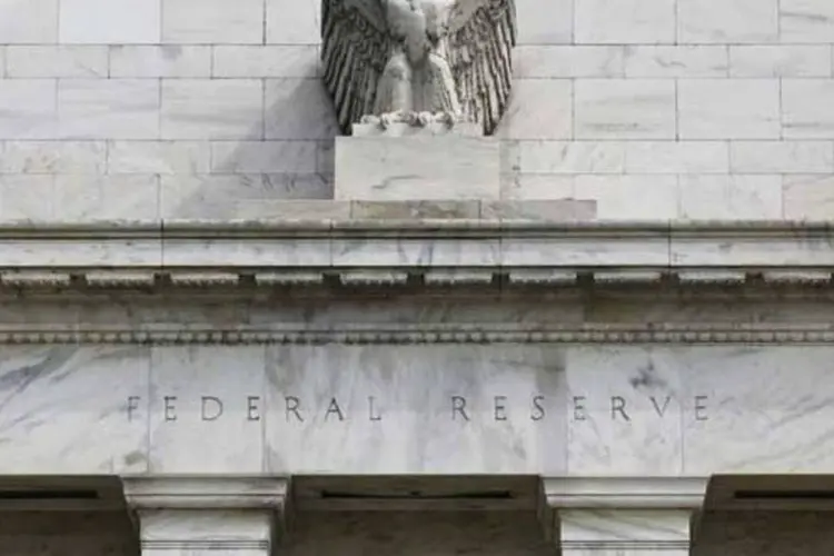 
	O Fed repetiu nesta quarta-feira que n&atilde;o vai elevar as taxas de juros at&eacute; que o desemprego atinja 6,5&nbsp;%&nbsp;ou menos, contanto que a perspectiva de infla&ccedil;&atilde;o permane&ccedil;a abaixo de 2,5&nbsp;%
 (REUTERS/Larry Downing)